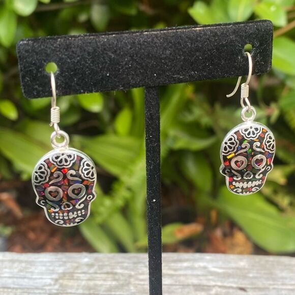 NWOT New Black/Red Skull "Day of the Dead” Dia de Los Muertos Earrings Halloween - Picture 2 of 3